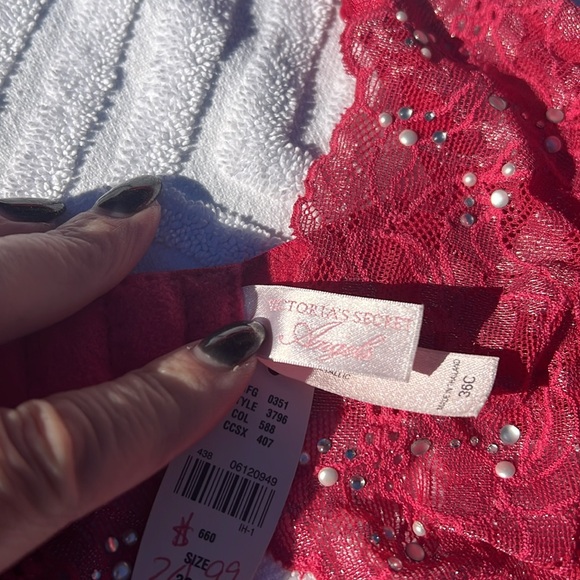 NWT Victoria Secret lace & embellishment bra size 36C - Picture 5 of 9